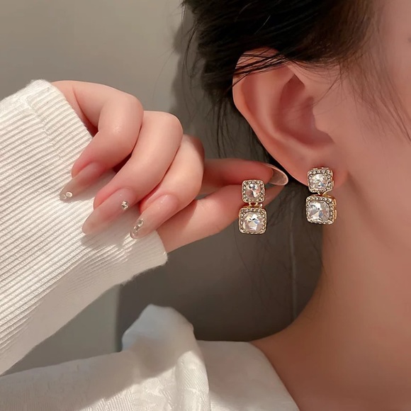 Jewelry - New gorgeous 18k gold plated diamond earrings